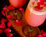 गुलाब लस्सी (gulab lassi recipe in Hindi) रेसिपी चरण 2 फोटो