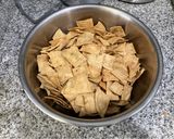 Foto del paso 3 de la receta: Chilaquiles rojos con huevo estrellado