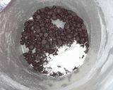 Foto del paso 7 de la receta: Budín de vainilla con chispitas de chocolate