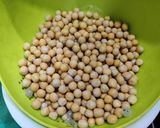 A picture of step 1 of Lauki matar curry.