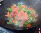 Foto del paso 4 de la receta: Fideos soba con verduras y salmón ahumado