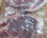Foto del paso 2 de la receta: Lomo a la mostaza en bolsa y ensalada picante de repollo morado