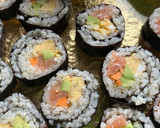 Foto del paso 12 de la receta: Sushi de salmón y verduritas (kaisen maki)