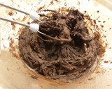 Foto del passaggio 4 della ricetta Salame al cioccolato con le nocciole