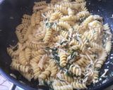 Foto del paso 5 de la receta: Fideos tornillo con espinaca y pollo
