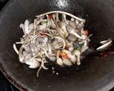 Foto langkah ke 4 dari resep Tongseng jamur jerami.