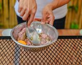 รูปขั้นตอนการทำที่ 8 ของ หมูสับทอดกระเทียมพริกไทย หรือ หมูก้อนทอด กินกับซอส อร่อยสุดๆ😋