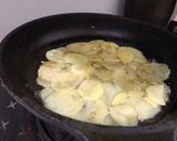 A picture of step 2 of Egg and potato pizza.