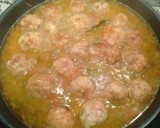 Foto del paso 6 de la receta: Albóndigas de pollo y jamón serrano a la jardinera