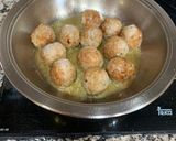 Foto del paso 2 de la receta: Albóndigas rellenas de queso con salsa al queso y orégano