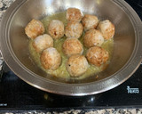 Foto del paso 2 de la receta: Albóndigas rellenas de queso con salsa al queso y orégano