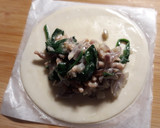 Foto del paso 5 de la receta: Empanadillas de pavo, queso azul y espinacas