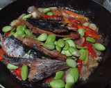 Foto langkah ke 4 dari resep Tumis pindang tongkol pete.