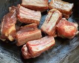 A picture of step 5 of Braised Pork Ribs with Onions.