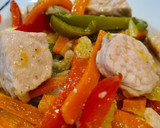 Foto del paso 4 de la receta: Salteado de calabacín, zanahorias, pimientos y solomillo de pavo