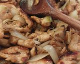 Une image de l'étape 6 de Poulet aux oignons.