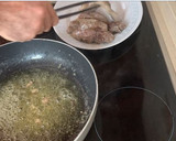 Foto del paso 2 de la receta: Chuletas de cerdo con crema de quesitos