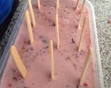 Foto del paso 5 de la receta: Paletas heladas de yogurt, fresas y arándanos