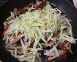 Foto langkah ke 2 dari resep Tumis Tongkol Suir Mangga Muda.
