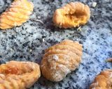 Foto del paso 4 de la receta: Ñoquis de boniato zanahoria con salsa de puerro, hongos y cebolla de verdeo
