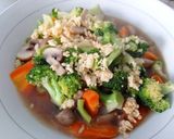 Foto langkah ke 7 dari resep Tumis Brokoli Jamur Wortel Bawang Putih.