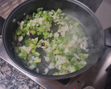 Foto del paso 4 de la receta: Longanizas con guisantes y huevos de codorniz