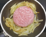 Foto del paso 1 de la receta: Hamburguesa de pollo con cebolla al moscatel y queso de cabra