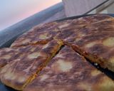 صورة لخطوة 1 من وصفة كسرة محشية بدون اختمار و لا عجن بالسميد فقط تجي طرية و فيها وحد القرمشة 🧀