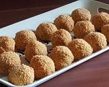 A picture of step 3 of Spaghetti chicken cheese balls.