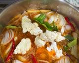 Gambar langkah 3 resipi Tom yum Seafood & Cendawan.