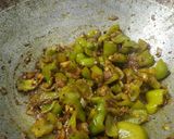 A picture of step 5 of Shimla mirchi besan sabzi.