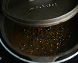 Foto del paso 2 de la receta: Alubias negras preparadas en cacerola de hierro