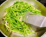 「烹大師香菇風味」水蓮炒菇菇的食譜步驟3照片
