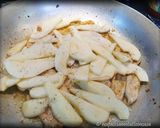 Foto del passaggio 4 della ricetta Petto di Pollo alle Pere Ricetta Emiliana