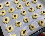 Foto langkah ke 4 dari resep Choco Cheese Thumprint Cookies.