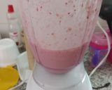 Foto del paso 2 de la receta: Licuado de frutilla con leche