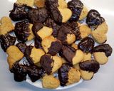 Foto del passaggio 15 della ricetta Biscotti al burro ricoperti di cioccolato fondente