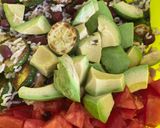 Une image de l'étape 4 de Salade de riz, courgettes, avocat, tomate, haricots rouges et crevettes sautées.