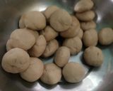 अजवाइन की पूरी (Ajwain ki puri recipe in hindi) रेसिपी चरण 2 फोटो
