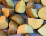 Foto del paso 1 de la receta: Patatas con miel y especias al horno