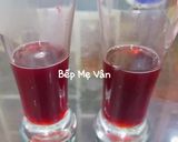 Hình bước làm 2 của món Trà vải việt quất và hoa atiso đỏ