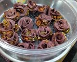 A picture of step 8 of Rose-shaped beetroot momos.