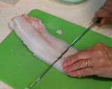 Foto del paso 5 de la receta: Cómo limpiar una merluza