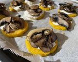 Foto del passaggio 5 della ricetta Medaglioni di polenta ai funghi 🍄🇺🇦☮️🏳️‍🌈🙏🇹🇷🇸🇾