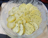 Foto del paso 1 de la receta: Pastel fondue de patata con morcilla y huevos