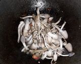 Foto langkah ke 3 dari resep Tongseng jamur jerami.