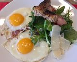 Une image de l'étape 3 de Œuf au plat avec salade de roquettes.