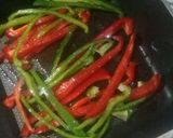 Foto del paso 2 de la receta: Hígado sellado, papas rústicas, sofrito de morrón, cebolla y ajo