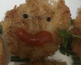 Hình bước làm 3 của món Cơm chiên giòn ăn kèm trứng cuộn (Onigiri chiên giòn)