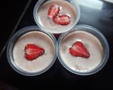 Foto langkah ke 4 dari resep Puding susu strawberry.